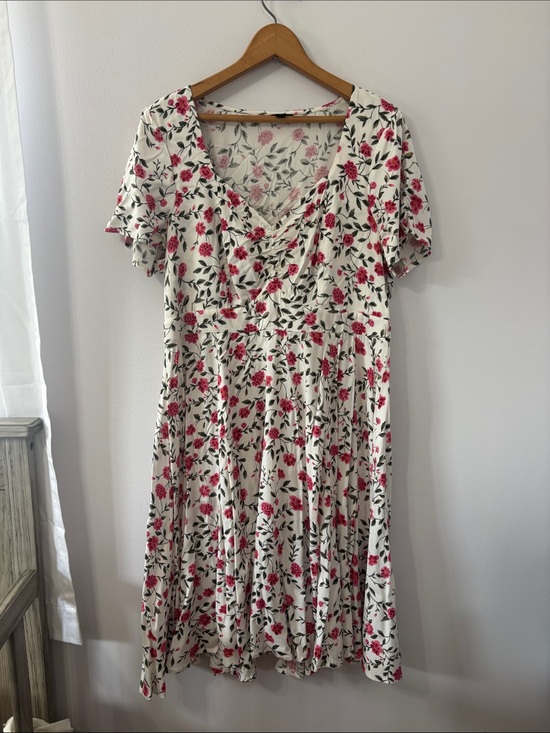 torrid Dresses & Skirts - torrid Cream Midi Dress with Pink Floral Print